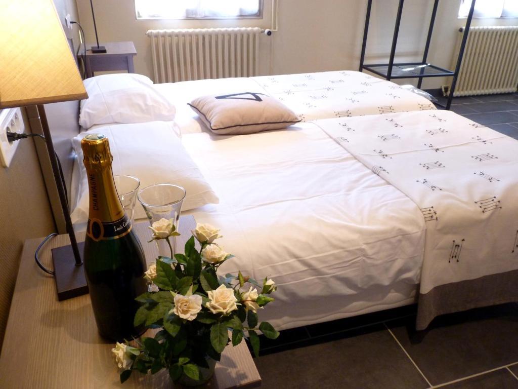 Hôtel-Restaurant La P'tite Auberge Lillebonne Zimmer foto